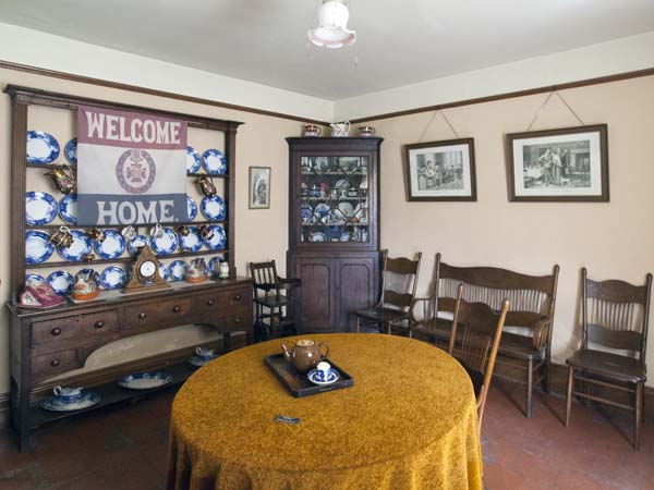 Front Room,Llwyn-yr-eos,Farmstead,St Fagans,National History,Museum,Sain Ffagan,Amgueddfa Werin Cymru,Nightingale Bush