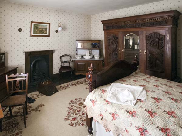 Bedroom,Llwyn-yr-eos,Farmstead,St Fagans,National History,Museum,Sain Ffagan,Amgueddfa Werin Cymru,Nightingale Bush