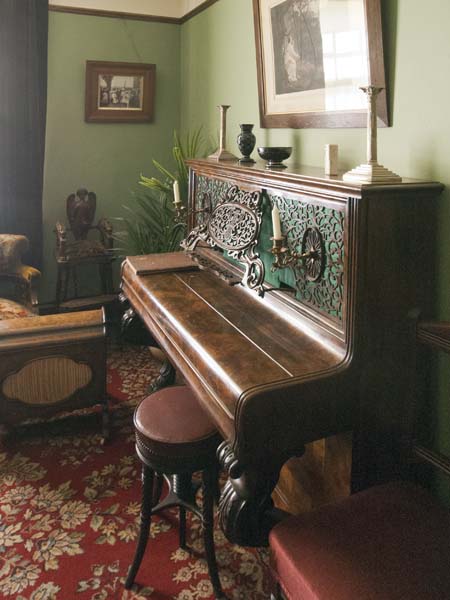 Piano,Llwyn-yr-eos,Farmstead,St Fagans,National History,Museum,Sain Ffagan,Amgueddfa Werin Cymru,Nightingale Bush