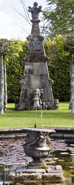 Octagonal Cloister Garden,Athelhampton,Fountain
