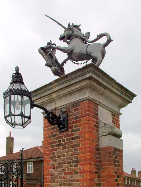 Hampton Court Palace,Gatepost