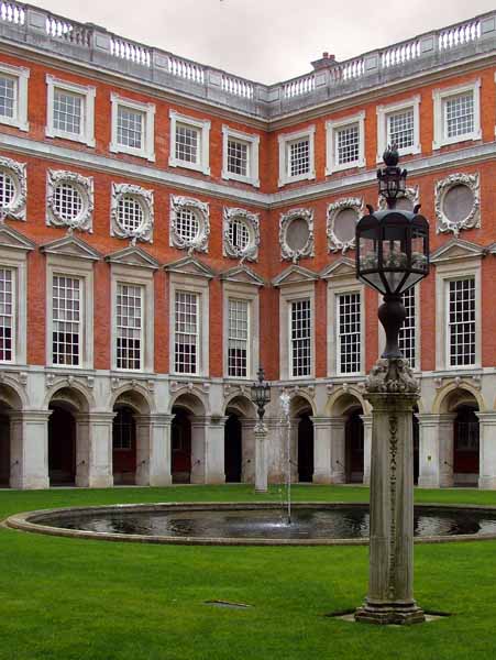 Hampton Court Palace,Fountain Court