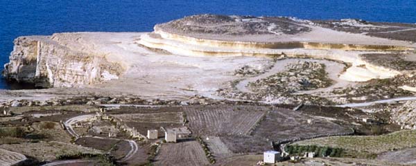 Għasri Big Cave,Ta' Ġurdan Lighthouse